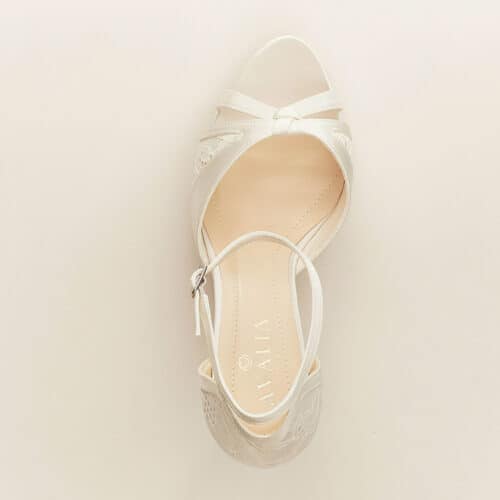 AryA Sposa | Avalia ALBA sandali sposa in raso e pizzo avorio con cinturino - su sfondo chiaro - vista superiore