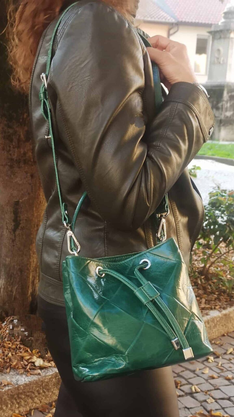 AryA | Carlo Cecchini Borsa donna a secchiello in pelle di vitello Eros verde - Bucket P - indossata a spalla con tracolla