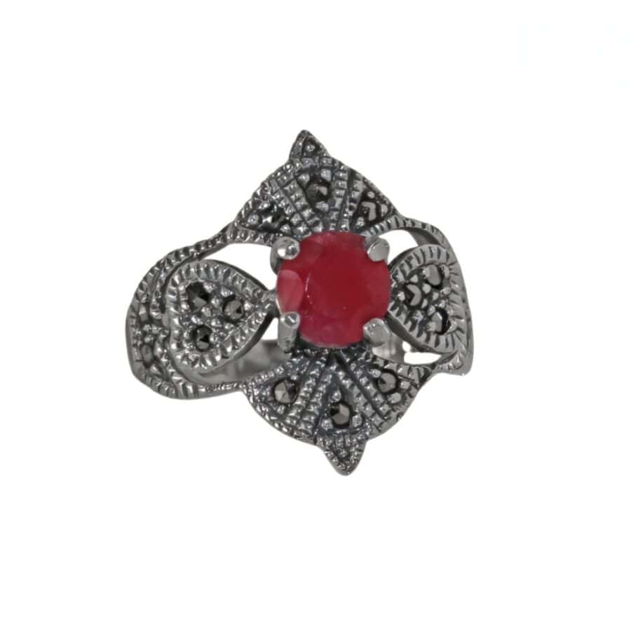AryA Gioielli | Anello donna cuori in argento 925 con rubino e marcasite - 2705SX - su sfondo bianco