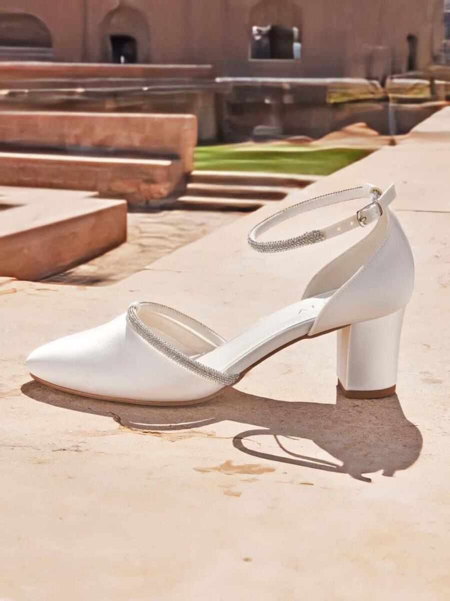 scarpe sposa 2025,scarpe cerimonia donna comode,negozio online accessori matrimonio,scarpe online donna,negozio accessori sposa online milano,negozio scarpe sposa online milano,scarpe donna eleganti per cerimonia,scarpe in raso da cerimonia,tacchi da cerimonia,Avalia NEL décolleté sposa in raso con cinturino,decollete raso avorio,scarpe con tacco 6 cm