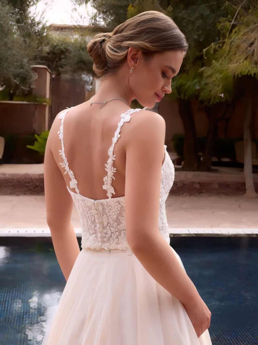 AryA Sposa | Bianco Evento top sposa in pizzo e tulle senza maniche – E508 - indossato su sfondo con piscina - vista posteriore