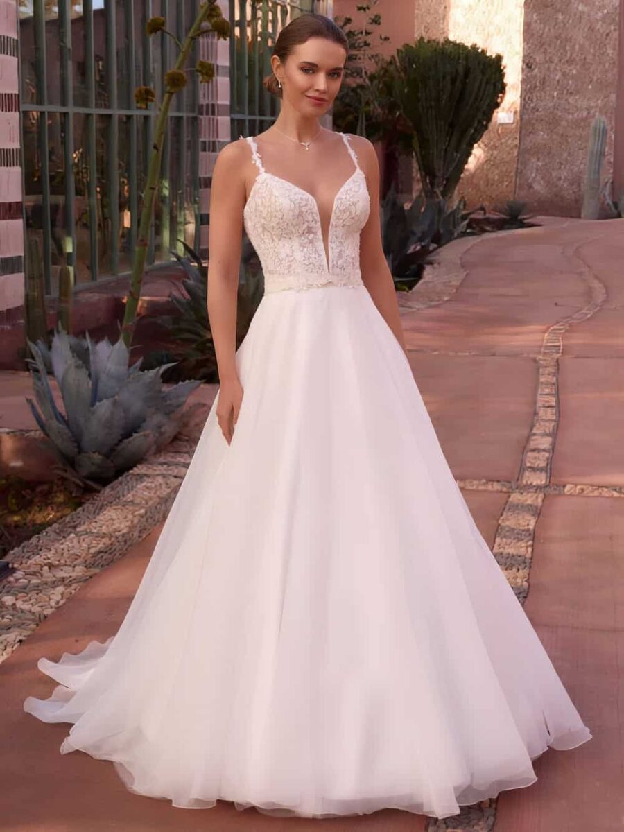 AryA Sposa | Bianco Evento top sposa in pizzo e tulle senza maniche – E508 - indossato su sfondo rustico - vista frontale