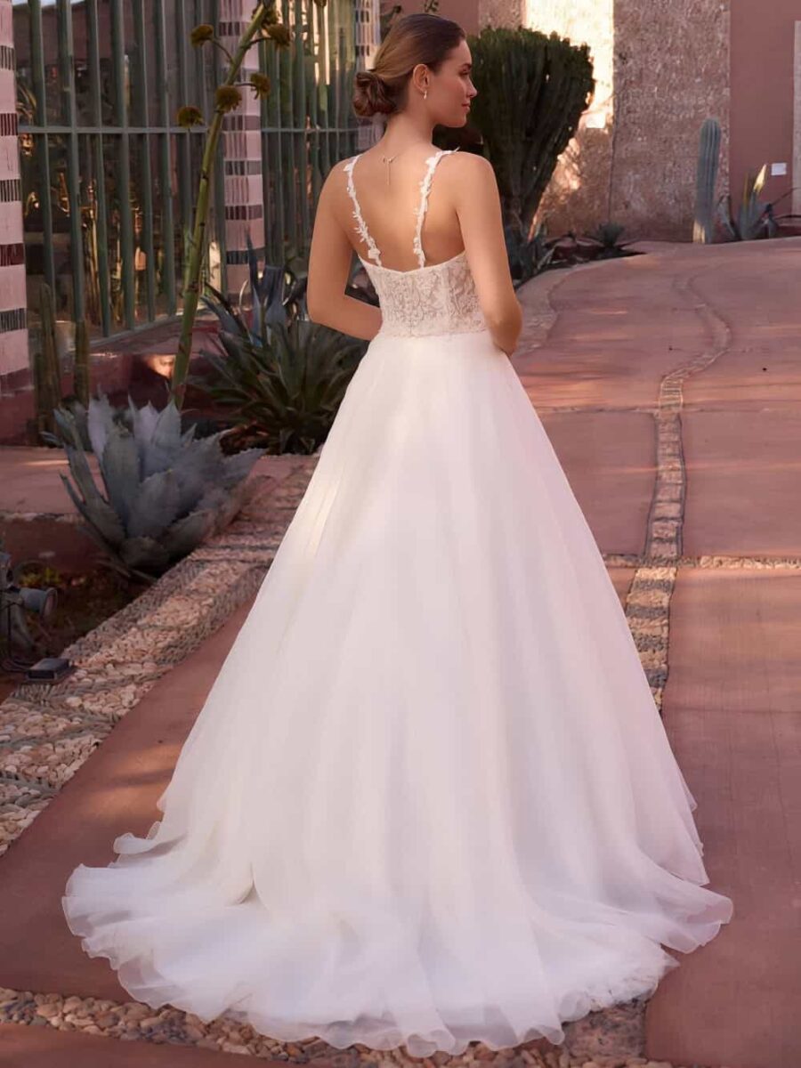 AryA Sposa | Bianco Eventoo top sposa in pizzo e tulle senza maniche – E508 - indossato su sfondo rustico - vista posteriore