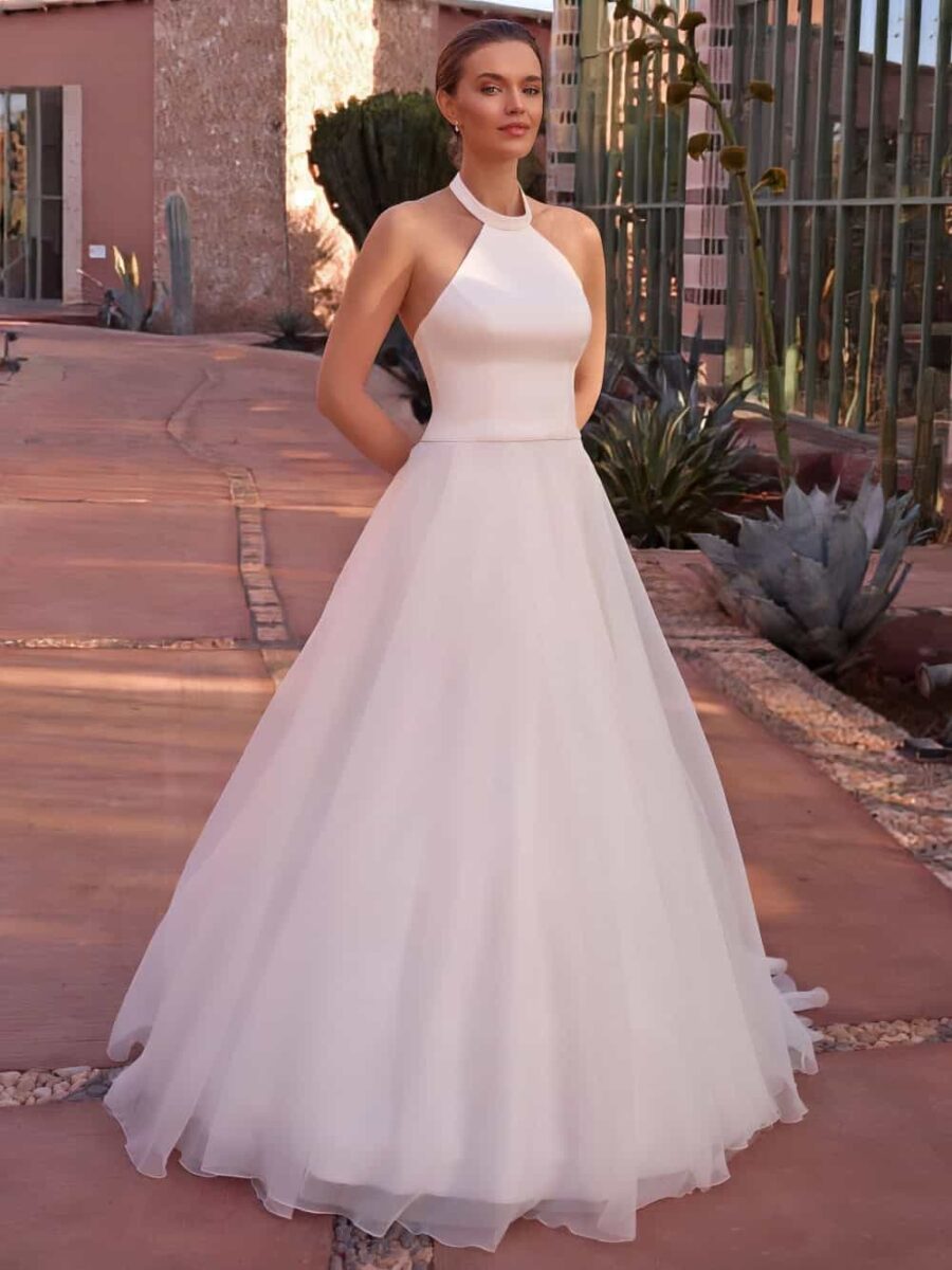 AryA Sposa | Bianco Evento top sposa in crêpe elasticizzato senza maniche - E500 - indossato con vista frontale