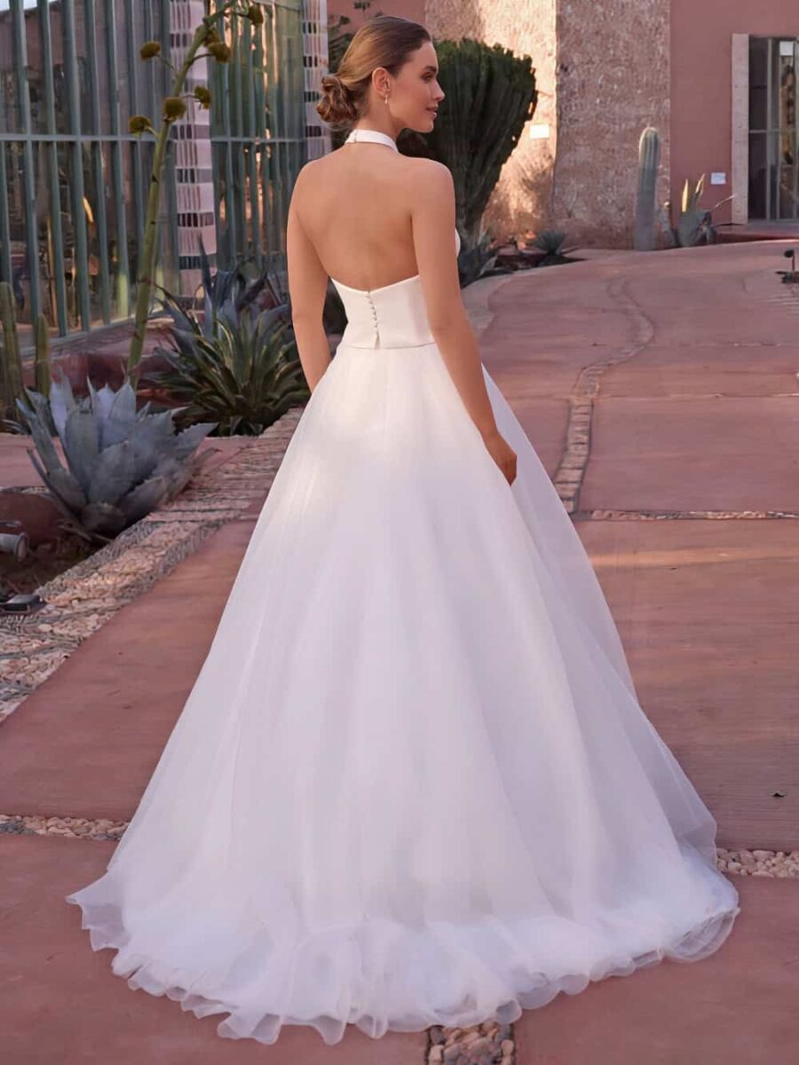 AryA Sposa | Bianco Evento top sposa in crêpe elasticizzato senza maniche - E500 - indossato con vista posteriore