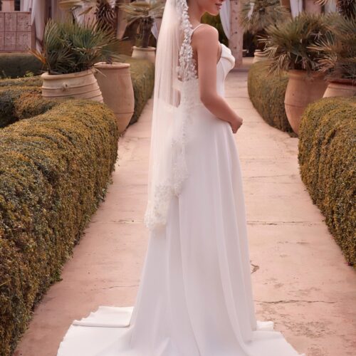 AryA Sposa | Bianco Evento velo da sposa medio con bordo in pizzo 110cm - S538 - indossato su sfondo con siepi - vista laterale