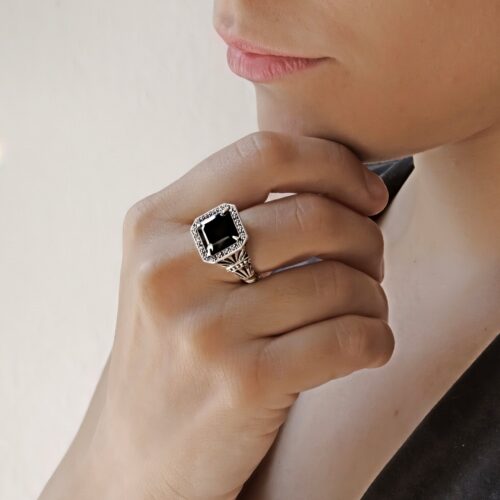 AryA Gioielli | Anello donna quadrato in argento 925 con spinello nero e marcasite - 8101IM - indossato