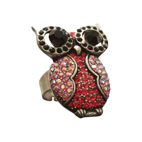 AryA Gioielli | Anello donna gufo rosso in ottone brunito con strass - 0603BC . su sfondo bianco