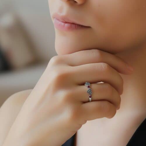 AryA Gioielli | Anello donna cuori in argento 925 con rubini e marcasite - 2712IM - indossato