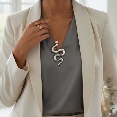 AryA Gioielli | collana donna con serpente in argento sterling 925 - su donna che indossa giacca bianca e camicia platino