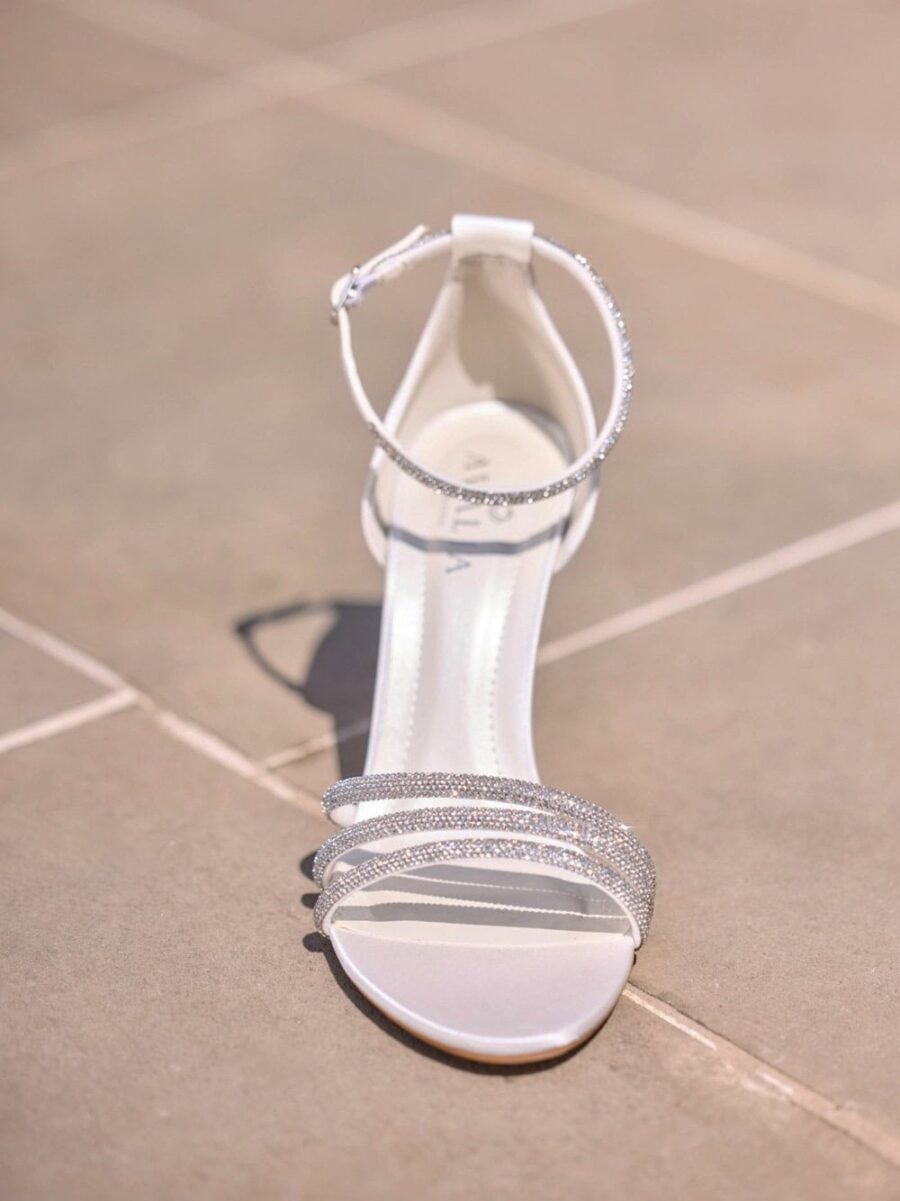 AryA Sposa | Avalia YOKO sandali sposa con cinturino e bande in strass - su sfondo neutro - vista frontale