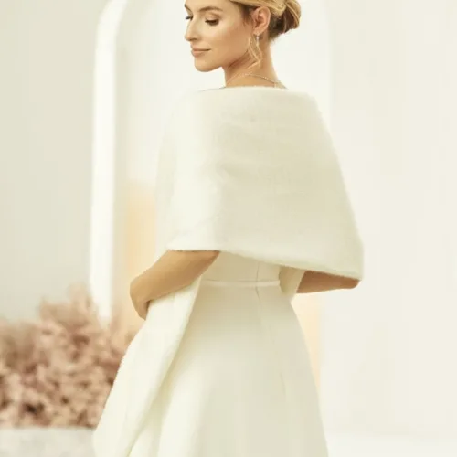 AryA Sposa | Bianco Evento stola coprispalle sposa cashmere touch - E318 - indossata da sposa vista laterale