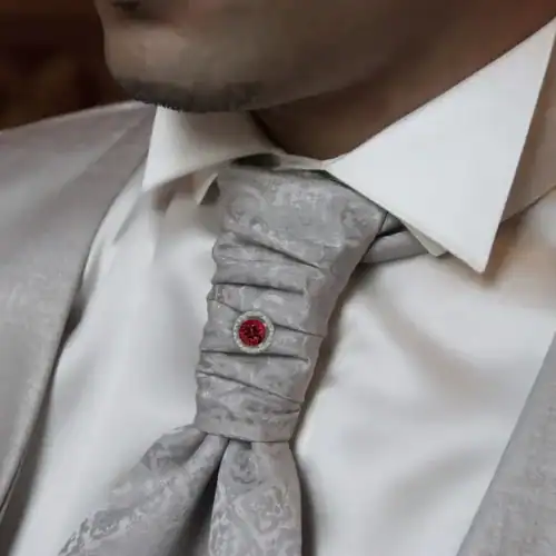 AryA Gioielli | Altarocca spillone cravatta uomo tondo con Swarovski rosso - 017AB - su cravatta sposo argento - dettaglio