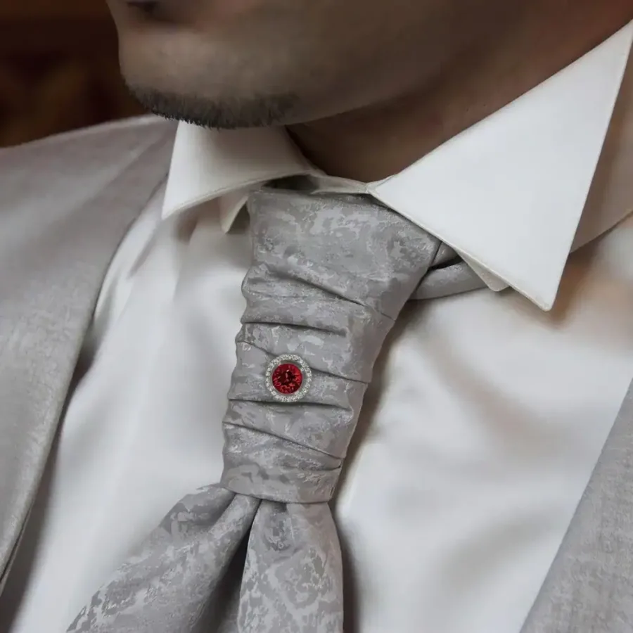 AryA Gioielli | Altarocca spillone cravatta uomo tondo con Swarovski rosso - 017AB - su cravatta sposo argento - dettaglio