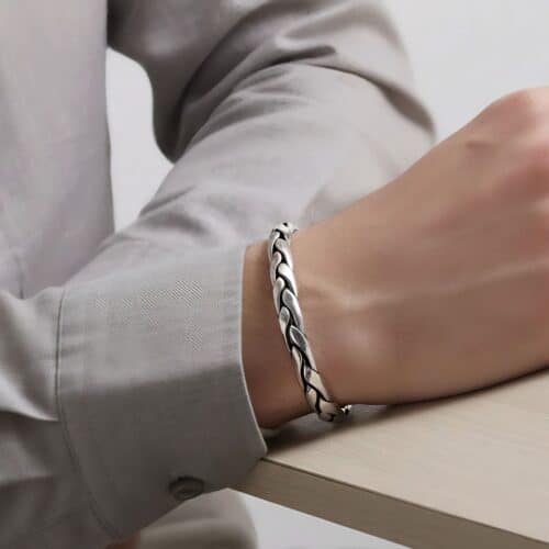 AryA Gioielli | Bracciale uomo rigido cuff in argento sterling 925 intrecciato 0142PN - su polso uomo in camicia chiara
