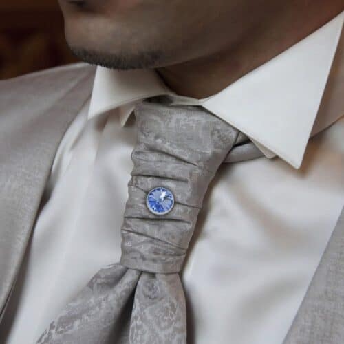 AryA Gioielli | Spillone cravatta uomo con punto luce Swarovski azzurro - 444AB - su cravatta sposo argento - dettaglio