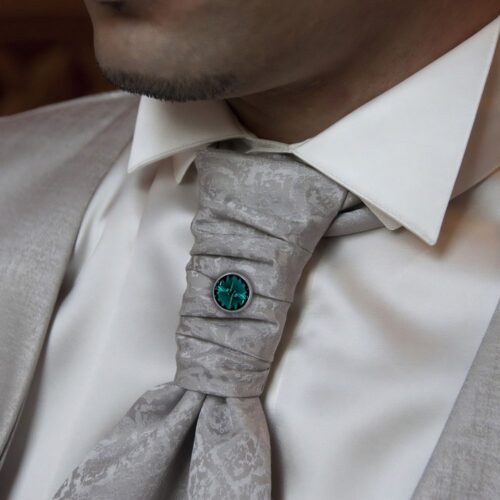 AryA Gioielli | Spillone cravatta uomo con punto luce Swarovski verde 444AB su cravatta cerimonia uomo