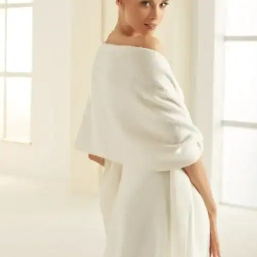 AryA Sposa | Bianco Evento stola coprispalle sposa in maglia effetto Alpaca - E339 - indossato da psosa vista laterlae posteriore