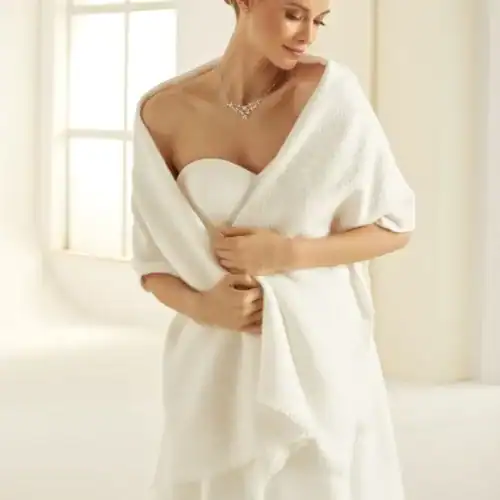 AryA Sposa | Bianco Evento stola coprispalle sposa in maglia effetto Alpaca - E339 - indossato da sposa vista frontale