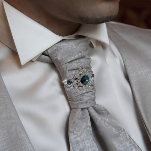 AryA Gioieli | Altarocca anello coprinodo cravatta con Swarovski verde - 483AB - su cravatta sposo