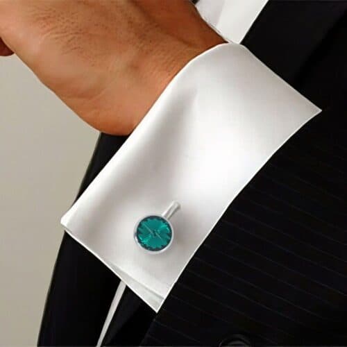 Arya Gioielli | Altarocca gemelli uomo tondi con cristallo Swarovski verde - 817AB su polsino camicia bianca con giacca scura